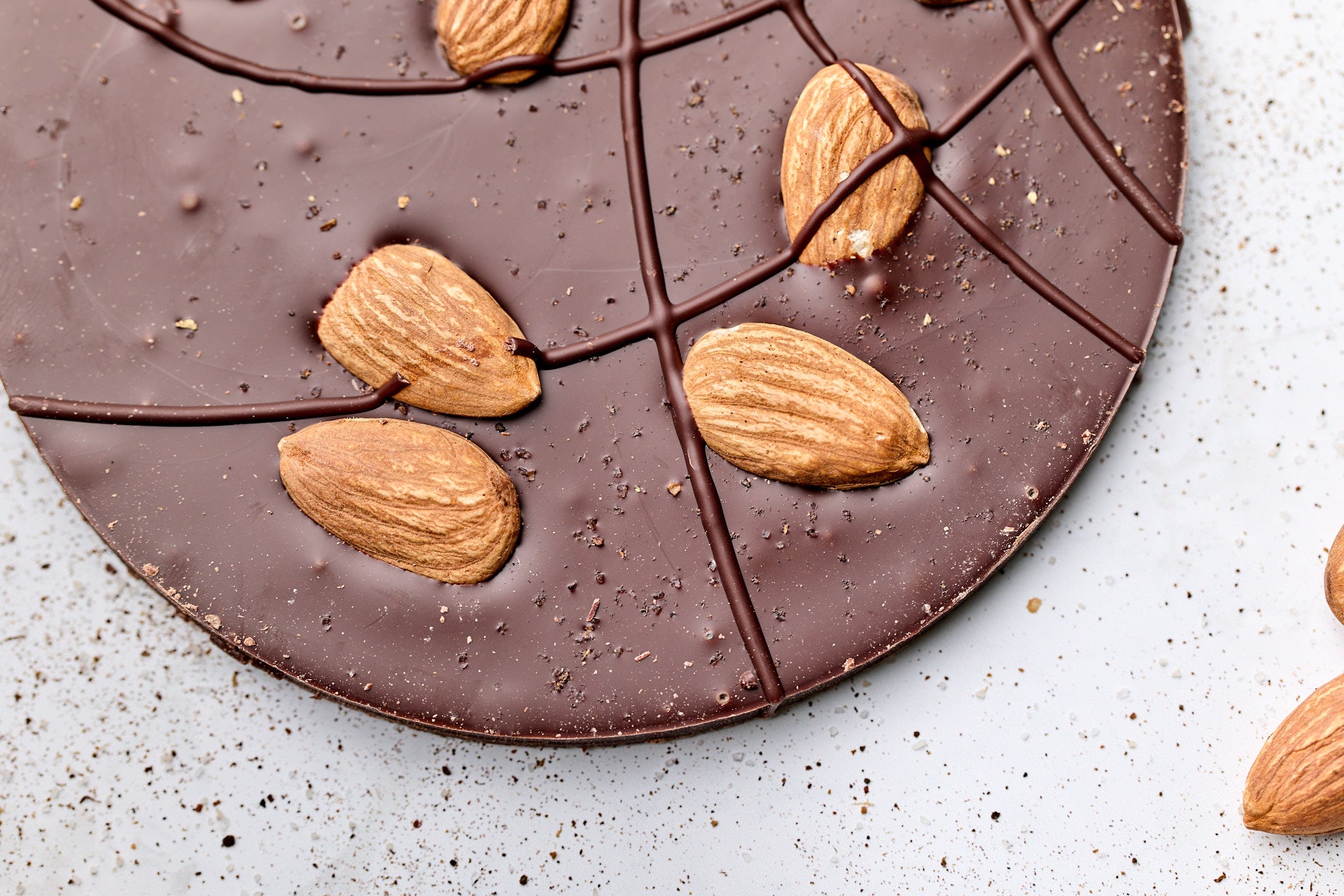 Disk | Almond & Gin Salt | French Dark Chocolate | 62% Cacao | 80g